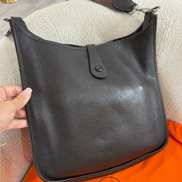 Authentic HERMES EVELYNE GM 1 Taurillon Cafe crossbody - Picture 2 of 16